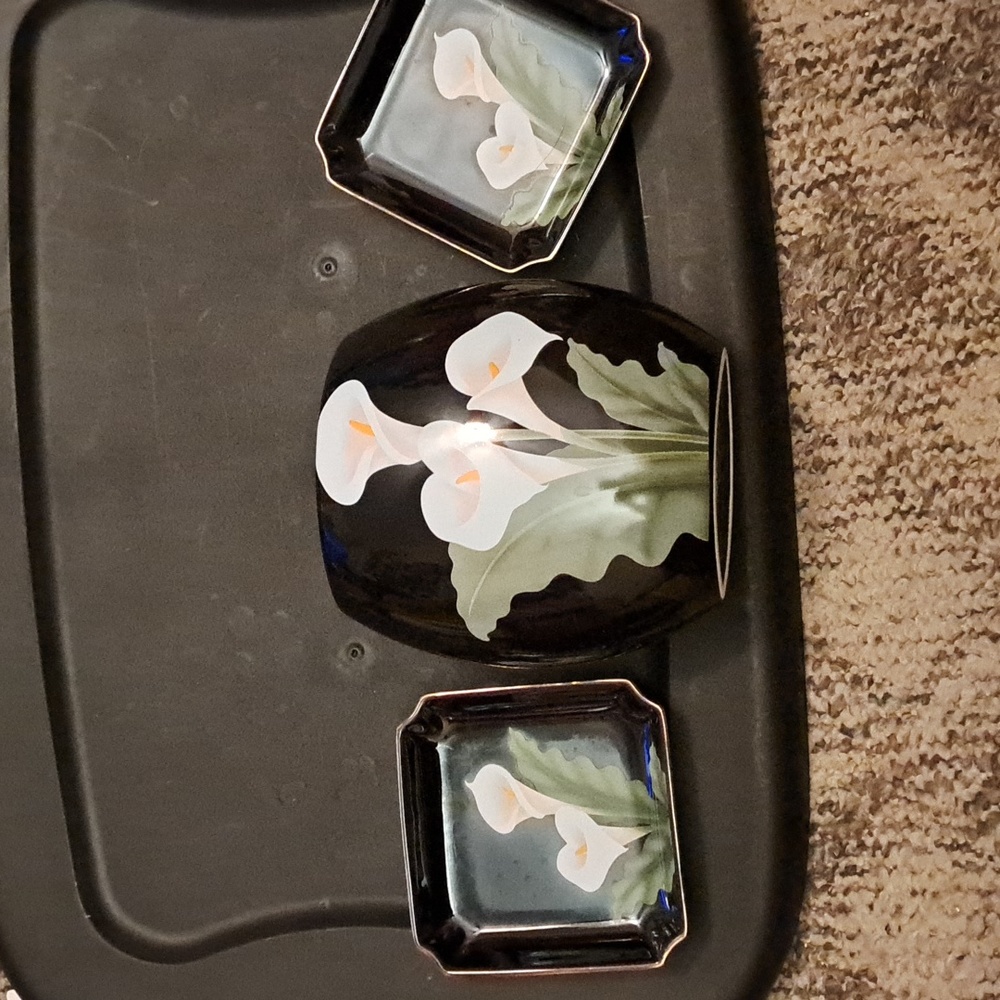 2 Calla lily beautiful collectable trays ceramic & 1 oval vase.